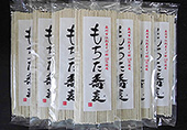 透明の袋に乾麺が入っており、表面に「もちた蕎麦」と書かれた紙が貼られている商品を並べた写真