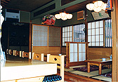 和風の店内に、座敷席とカウンター席がある吉兆寿司の店内の写真
