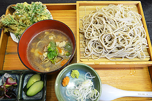 ざるそばに野菜天ぷら、お漬物、薬味がお盆に乗っているもりそばセットの写真