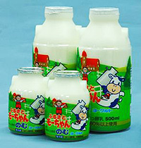 牧場で働く人と牛がミルク缶を持っているイラストが描かれた大小の容器に入ったモーちゃんのむヨーグルトの商品の写真
