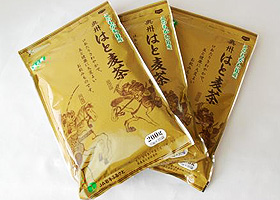 馬に乗った武将が戦っているイラストが描かれ、奥州はと麦茶と書かれた金色のパッケージが扇状に3個並べられているはとむぎ茶(ティーパックタイプ)の商品の写真