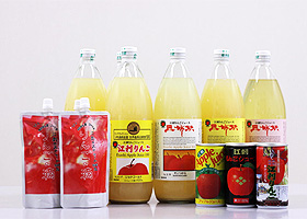 真っ赤なリンゴと「江刺りんご」の文字が印刷され、種類の違うラベルが貼られた透明な1リットル瓶のリンゴジュースが5本並び、その前にパウチタイプのジュース2本と、ラベルの違う缶ジュース3本が並べて置かれている江刺産りんごジュースの商品写真