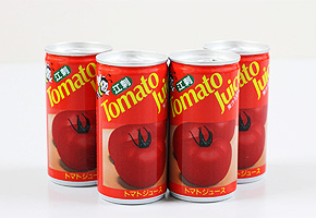 真っ赤なトマトの写真が印刷された江刺産トマトジュースが4本並んでいる写真