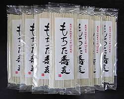 透明の袋に乾麺が入っており、表面に「もちた蕎麦」と書かれた紙が貼られている商品を並べた写真