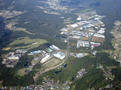 周りが小高い山に囲まれている江刺中核工業団地を写した航空写真