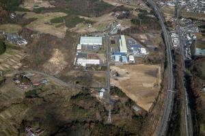 周りが住宅や畑に囲まれた前沢インター工業団地を上空から写した写真