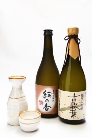 「結の香」と「古歌葉」と書かれたラベルが付いた2本の焼酎瓶と、とっくりとお猪口の写真