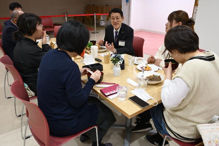 ミーティングに臨む郷右近市長