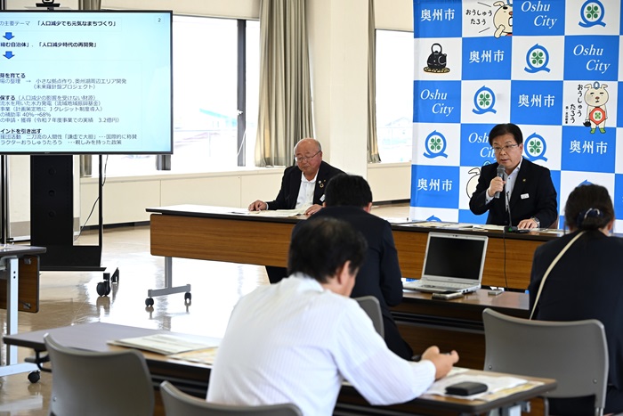 記者会見で発言する倉成市長