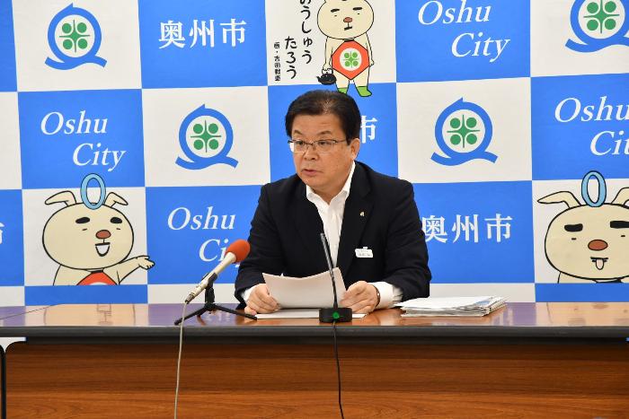 記者会見に臨む倉成市長