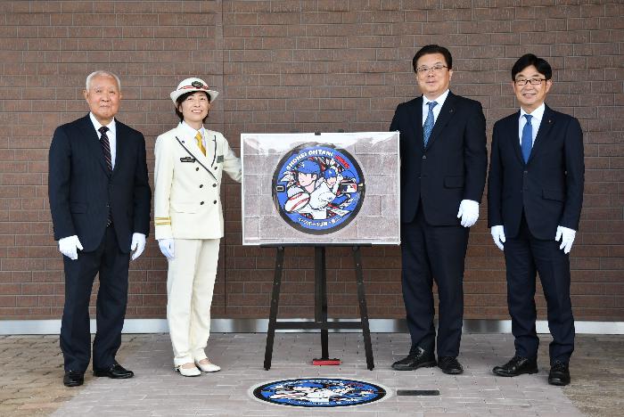 マンホールの除幕式に参加する倉成市長