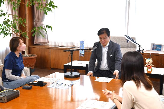 ラジオ収録に臨む倉成市長
