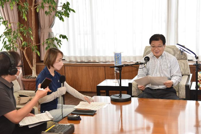 ラジオ収録に臨む倉成市長