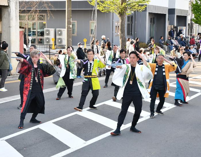 江刺甚句大パレードに参加する倉成市長