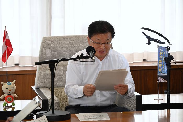 ラジオ収録に臨む倉成市長