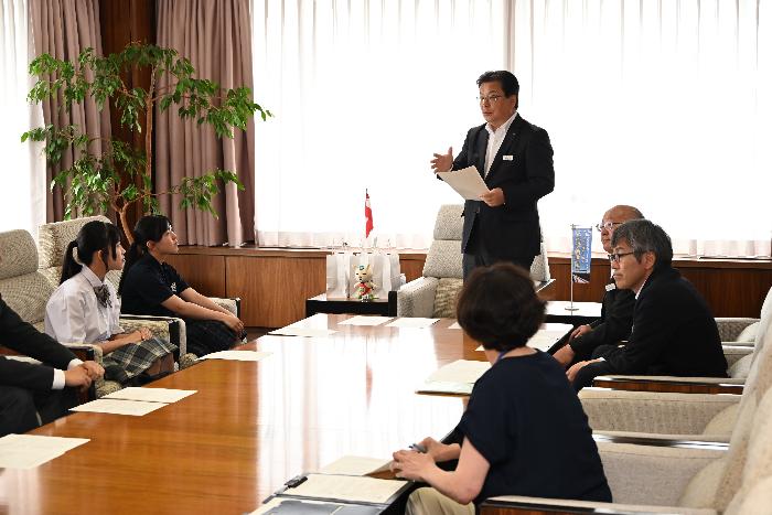 表敬訪問を受ける倉成市長