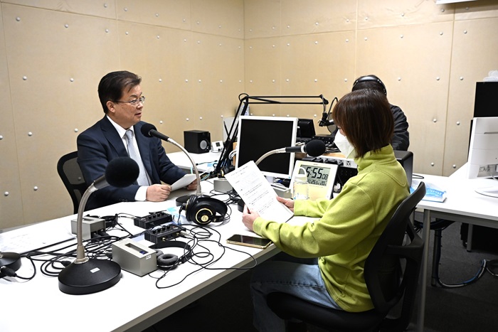 ラジオ収録に臨む倉成市長
