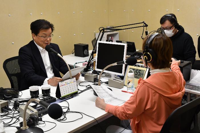ラジオ収録に臨む倉成市長