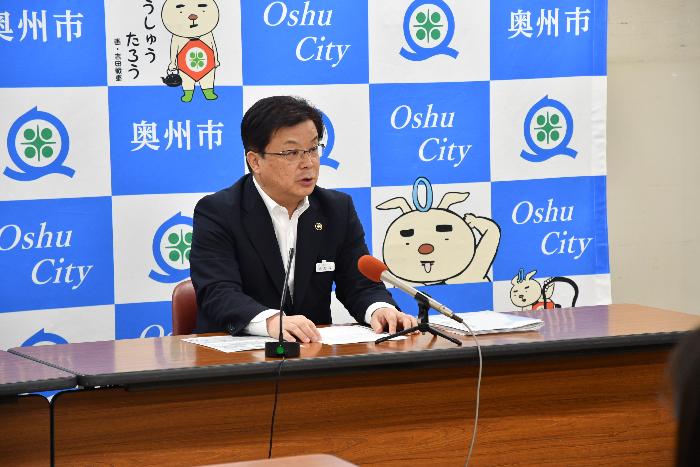 記者会見で発言する倉成市長