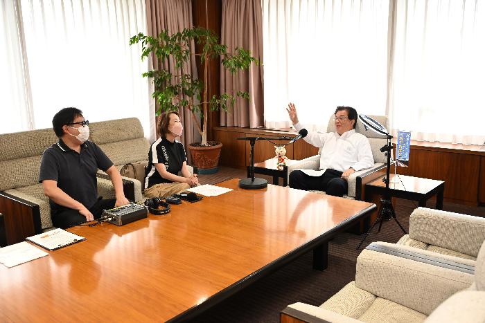ラジオ収録に臨む倉成市長