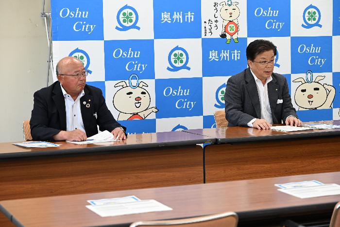 記者会見で発言する倉成市長