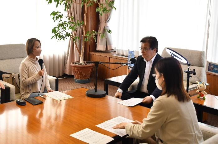 ラジオ収録に臨む倉成市長