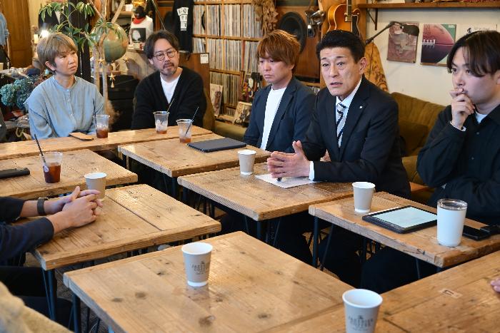 ミーティングに臨む郷右近市長
