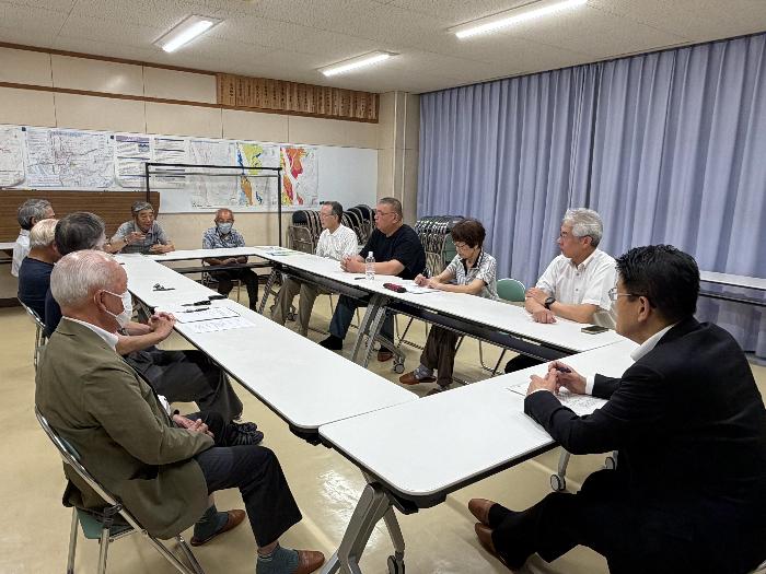 ミーティングに臨む郷右近市長