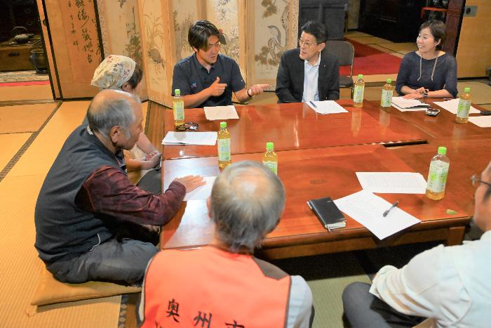 ミーティングに臨む郷右近市長