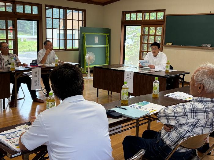 ミーティングに臨む郷右近市長