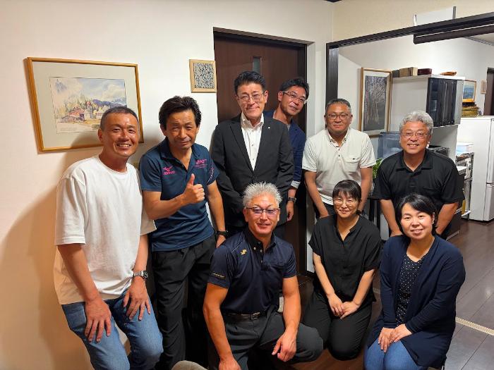 ミーティングに臨む郷右近市長