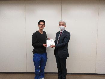 寄附金受領の様子