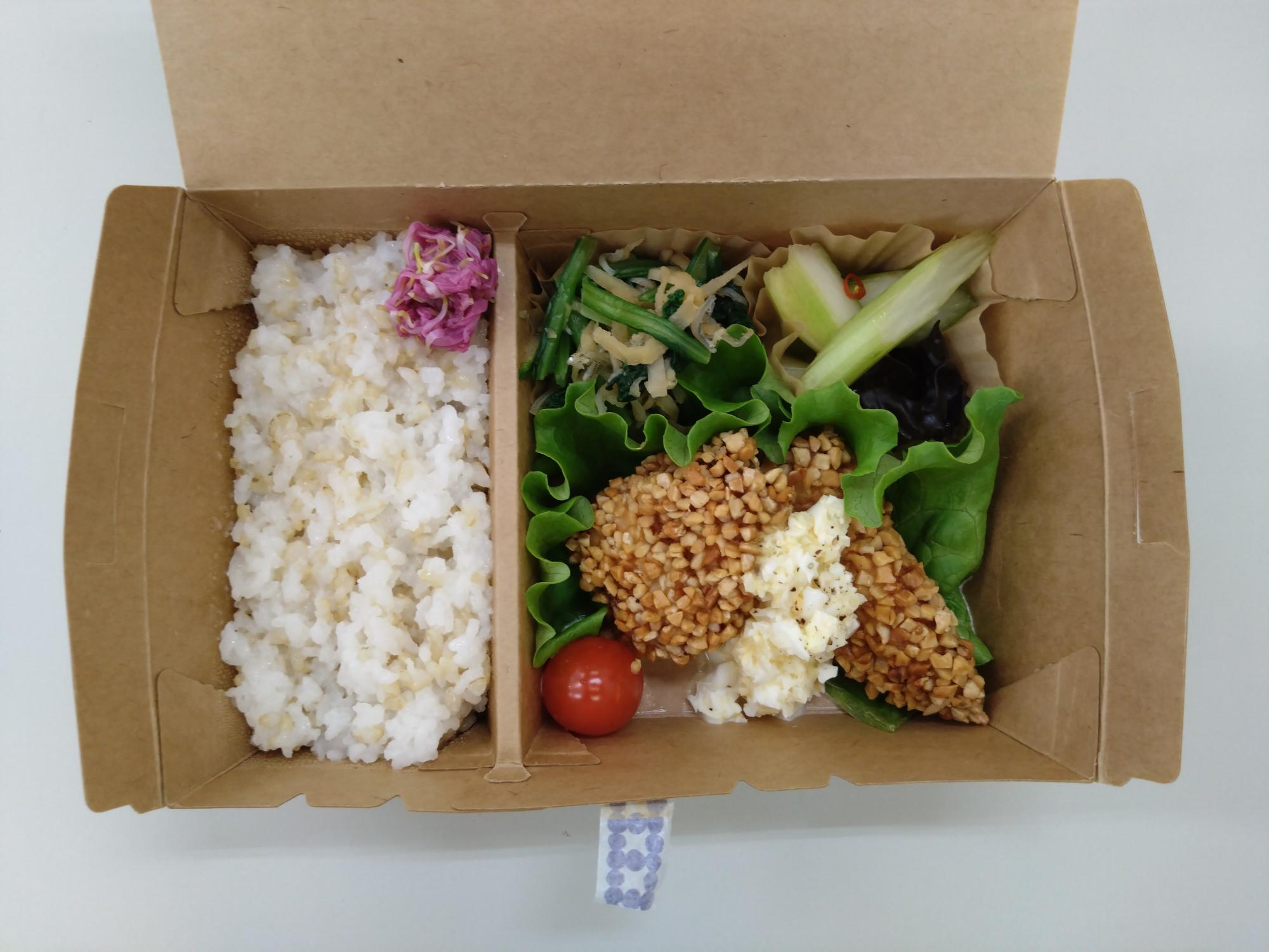 お弁当（アーモンド揚げなど）
