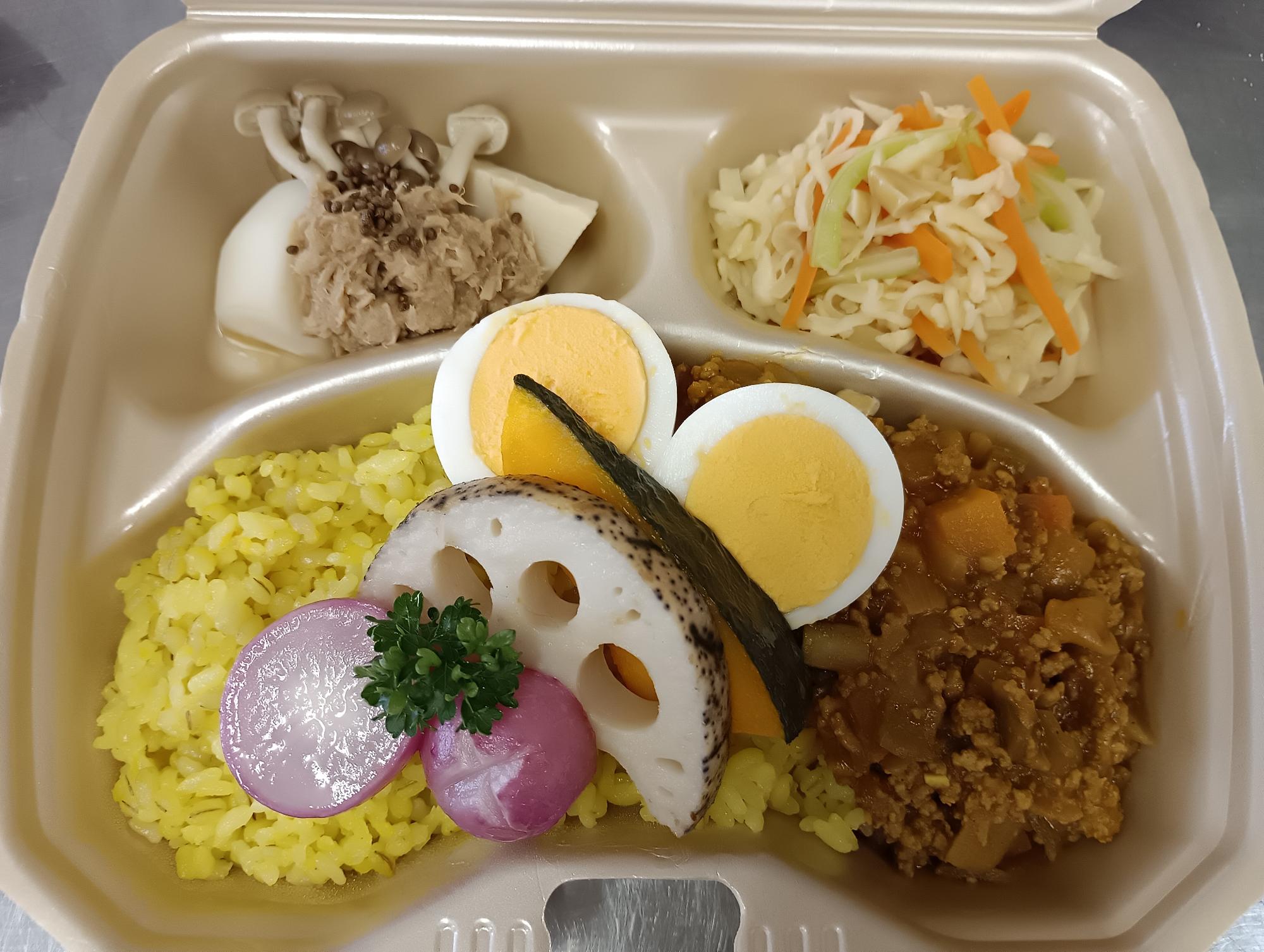 お弁当（ドライカレーなど）