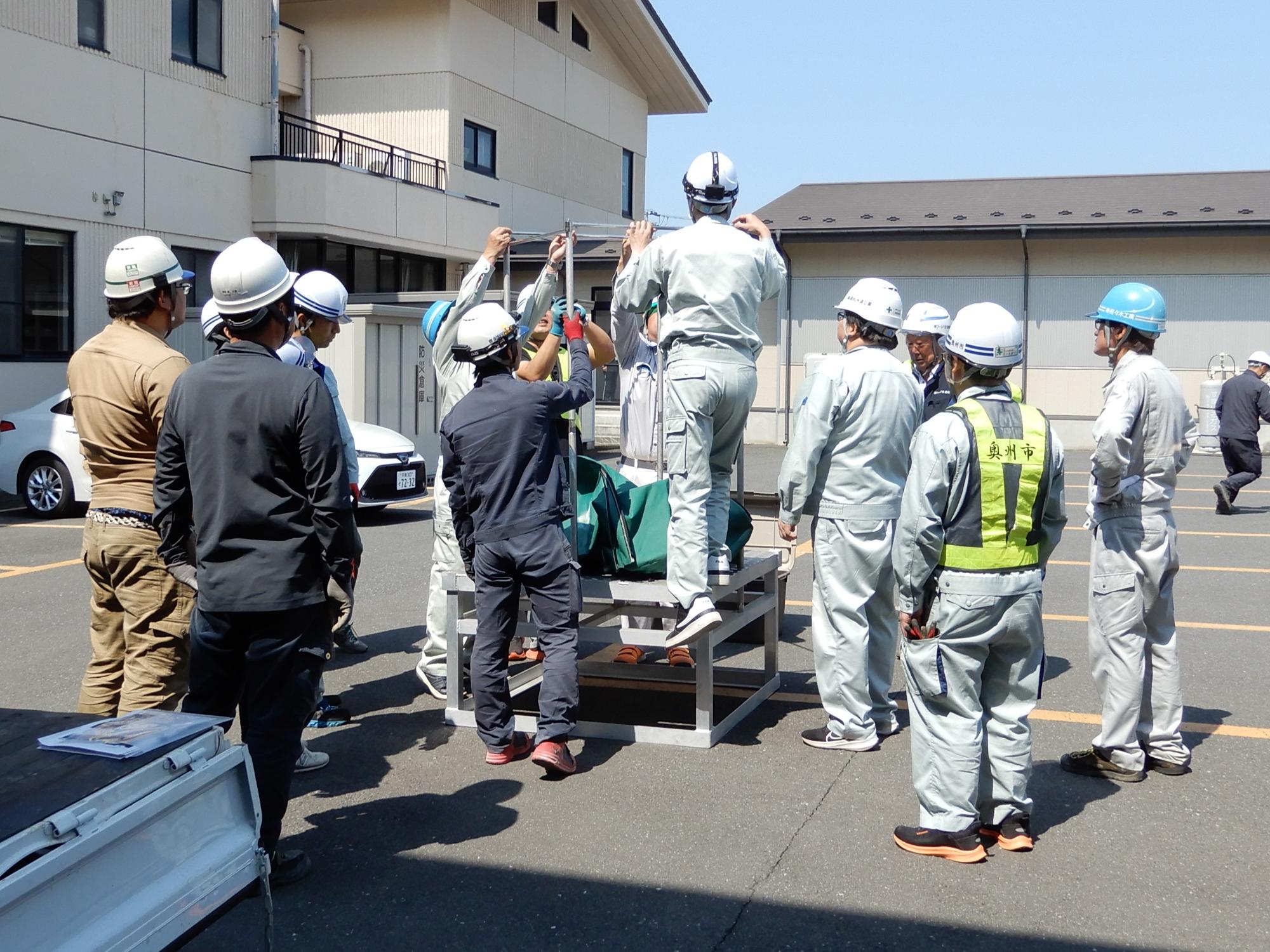 作業員が給水タンクを組立てている様子の写真