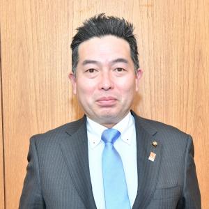 菅野 至（かんの いたる）議員を正面から撮影した写真