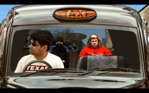 タクシーの後部席に座っている赤い服の男性と忍者の写真