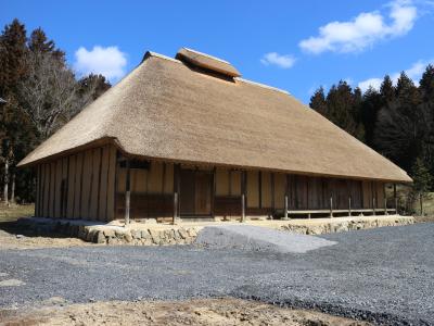 葺下ろしの茅葺屋根の旧後藤正治郎家住宅の外観全体を写した写真
