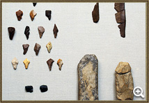 上萩森遺跡から出土された、たくさんのナイフ形石器、彫刻刀形石器、掻器などの写真