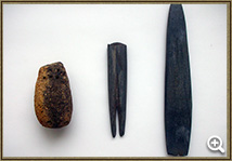 左から、茶色のイチジク形土製品、先端が2つに分かれた黒っぽい燕尾形石製品と、先端が鋭利になるよう削られた黒っぽい燕尾形石製品の写真