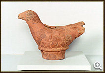 角塚古墳から出土した、鳥の形をしたオレンジっぽい茶色の形象埴輪1点の写真