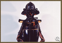 黒光している胴体部分を守る鎧と、頭部を守る兜の甲冑の写真