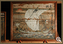木の額縁に入った、天明3年奉納と書かれた白い横帆をあげて帆走する様子の千石船が描かれた船絵馬の写真