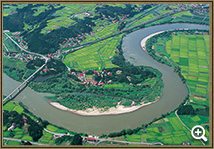 田畑や民家が点在する中央にS字カーブの広い川が流れている柳之御所・平泉遺跡群の白鳥舘遺跡を上空から撮影した写真
