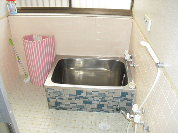 砂岩の合掌地蔵 黒岩（くろいわ）十三仏磨崖仏